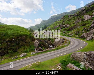 Malerische, gewundene Straße durch die zerklüftete Gap of Dunloe im County Kerry, Irland. Stockfoto