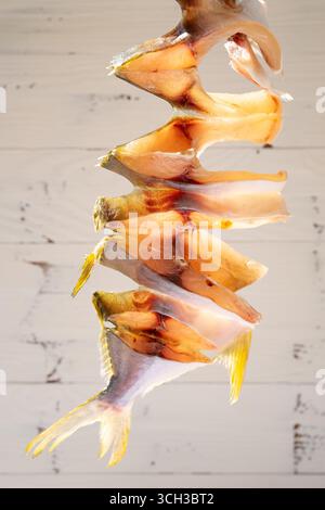 Rohe Fische, getrocknet auf einem Balkon vertikale Komposition Stockfoto