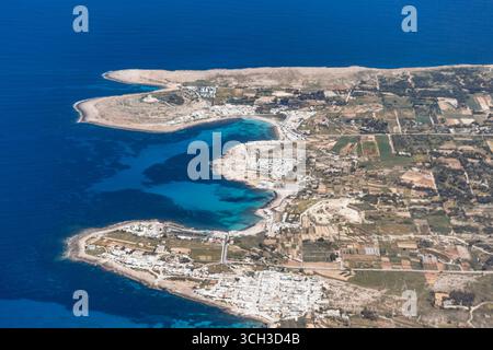 Aus der Vogelperspektive auf Mellieħa und Cirkewwa im Norden Maltas, mit der Küste, den Feldern und der nahe gelegenen Insel Comino im türkisfarbenen Me Stockfoto