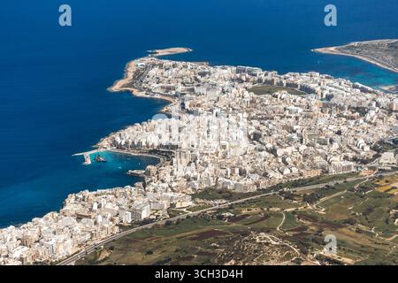 Panoramablick auf die Bucht von Saint Paul, Bugibba und Qawra an der Nordostküste von Malta, mit städtischen Gebäuden, Küste, Yachthäfen und dem M Stockfoto