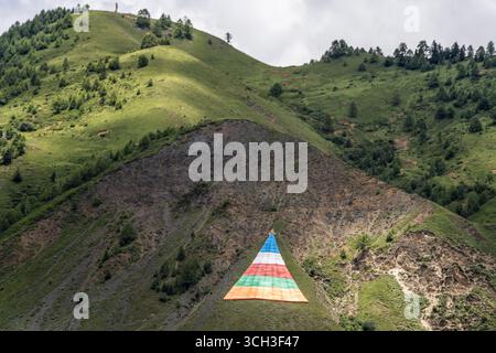 Dreieck mit Gebetsfahnen, Danba County, Sichuan, China. Stockfoto