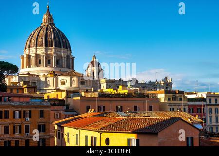 Blick auf die Kuppel des Petersdoms über den Dächern von Rom, Italien. Stockfoto