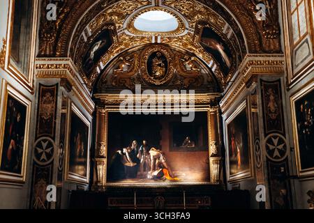Valletta, Malta – 10. April 2025: Meisterwerk „die Enthauptung des heiligen Johannes des Täufers“ von Caravaggio in der Co-Kathedrale von St. John, Dramatic Ba Stockfoto
