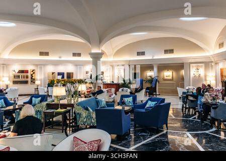 Floriana, Malta - 10. April 2025: Eleganter Innenblick auf das Phoenicia Malta Hotel, ein historisches Luxushotel in der Nähe von Valletta, mit klassischem Archit Stockfoto