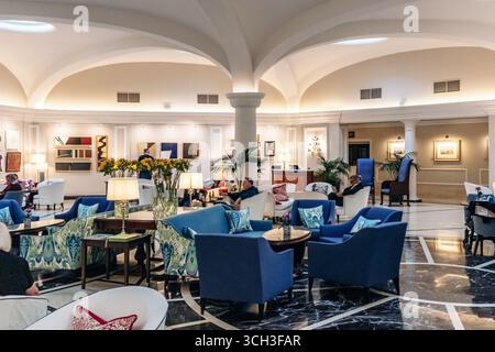 Floriana, Malta - 10. April 2025: Eleganter Innenblick auf das Phoenicia Malta Hotel, ein historisches Luxushotel in der Nähe von Valletta, mit klassischem Archit Stockfoto