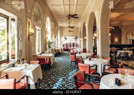 Floriana, Malta - 10. April 2025: Eleganter Innenblick auf das Phoenicia Malta Hotel, ein historisches Luxushotel in der Nähe von Valletta, mit klassischem Archit Stockfoto