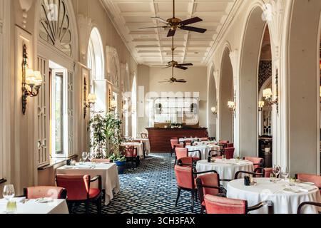 Floriana, Malta - 10. April 2025: Eleganter Innenblick auf das Phoenicia Malta Hotel, ein historisches Luxushotel in der Nähe von Valletta, mit klassischem Archit Stockfoto