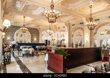 Floriana, Malta - 10. April 2025: Eleganter Innenblick auf das Phoenicia Malta Hotel, ein historisches Luxushotel in der Nähe von Valletta, mit klassischem Archit Stockfoto