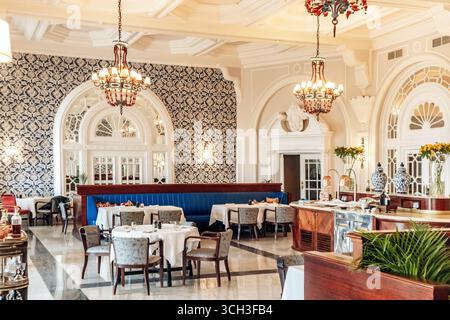 Floriana, Malta - 10. April 2025: Eleganter Innenblick auf das Phoenicia Malta Hotel, ein historisches Luxushotel in der Nähe von Valletta, mit klassischem Archit Stockfoto