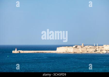 Saint Elmo Breakwater und Leuchtturm, der sich bis ins blaue Mittelmeer erstreckt, mit historischen Kalksteinmauern an der Küste Stockfoto