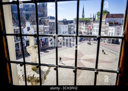GOUDA: Das jahrhundertealte Rathaus von Gouda am Markt ist für eine zweijährige Renovierung bereit. Eine monumentale Megaoperation. ANP / Hollandse Hoogte / robin utrecht niederlande aus - belgien aus Stockfoto