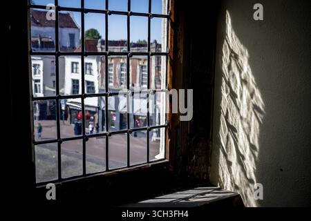 GOUDA: Das jahrhundertealte Rathaus von Gouda am Markt ist für eine zweijährige Renovierung bereit. Eine monumentale Megaoperation. ANP / Hollandse Hoogte / robin utrecht niederlande aus - belgien aus Stockfoto