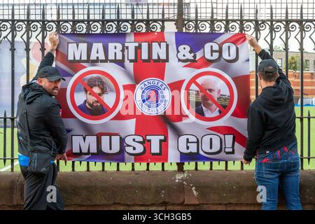 Glasgow, Großbritannien. 31. August 2025. Die Rangers spielen Celtic im William Hill Premiership Old Firm Derby Spiel im Ibrox Stadion, Glasgow, Großbritannien. Die Fans der Rangers zeigen Banner vor dem Ibrox-Stadion, in denen nach einem schlechten Saisonstart ein Wechsel des Managements gefordert wird. Quelle: Findlay/Alamy Live News Stockfoto