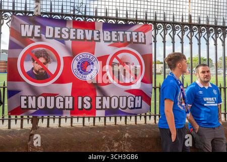 Glasgow, Großbritannien. 31. August 2025. Die Rangers spielen Celtic im William Hill Premiership Old Firm Derby Spiel im Ibrox Stadion, Glasgow, Großbritannien. Die Fans der Rangers zeigen Banner vor dem Ibrox-Stadion, in denen nach einem schlechten Saisonstart ein Wechsel des Managements gefordert wird. Quelle: Findlay/Alamy Live News Stockfoto