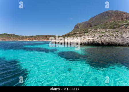 In Favignana, Italien, trifft türkisfarbenes Wasser auf die felsige Küste und lädt zum Erkunden ein Stockfoto