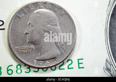 Vorderseite der Münze Washington Quarter Dollars 25c Five American Cent, zeigt das Porträt im linken Profil von George Washington, dem ersten P Stockfoto