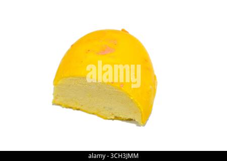 Gefrorene Leckereien mit Mangobuchgeschmack, Eis-Pops oder Eisbars, Kombination aus Obst und Eis, Geschmackssortiment, ein erfrischendes Sommererlebnis, Stockfoto
