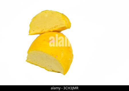 Gefrorene Leckereien mit Mangobuchgeschmack, Eis-Pops oder Eisbars, Kombination aus Obst und Eis, Geschmackssortiment, ein erfrischendes Sommererlebnis, Stockfoto