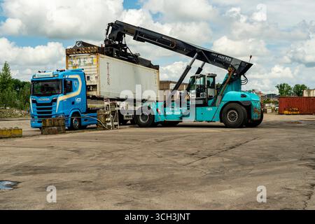 Leerkühlbehälter. Lkw, der einen Kühlcontainer für den weltweiten Transport frischer Produkte liefert, bereit für eine neue Fracht auf dem Fruit Warf Terminal & Docks in Merwe Harbour, Rotterdam, Niederlande. Rotterdam Merwehaven Zuid-Holland Nederland Copyright: XGuidoxKoppesxPhotox Stockfoto