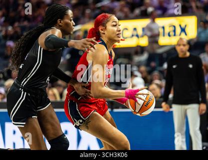 August 30 2025 San Francisco CA, USA Washington Stürmer Shakira Austin (0) geht während des WNBA Basketballspiels zwischen Washington Mystics und den Golden State Walküren in den Basketball. Golden State schlug Washington 99-62 im Chase Center San Francisco Kalifornien Thurman James/CSM Stockfoto
