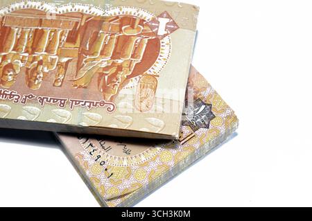 Eine ägyptische Pfund 1 EGP LE Bargeldscheine zeigt Sultan Qaitbay Moschee auf der Vorderseite und den Haupteingang zum Großen Tempel in Abu Stockfoto