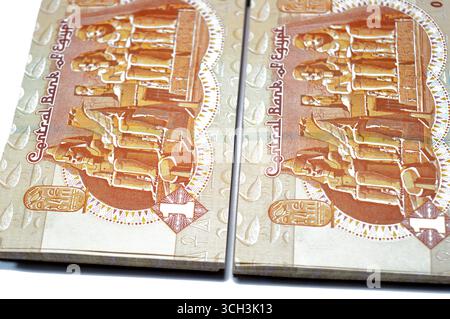 Auf der Rückseite der 1 EGP LE One ägyptischen Pfund Bargeldscheine befindet sich der Haupteingang zum Großen Tempel in Abu Simbel, ägyptischer Geldwechsel Stockfoto