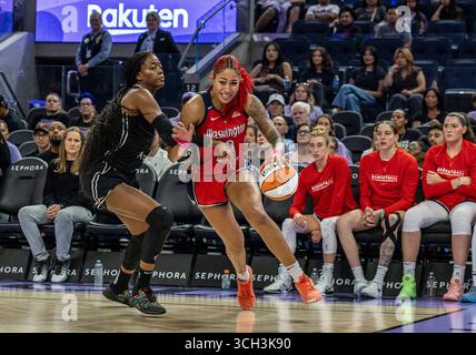 August 30 2025 San Francisco CA, USA Washington Stürmer Shakira Austin (0) geht während des WNBA Basketballspiels zwischen Washington Mystics und den Golden State Walküren in den Basketball. Golden State schlug Washington 99-62 im Chase Center San Francisco Kalifornien Thurman James/CSM (Bild: © Thurman James/Cal Sport Media) Stockfoto