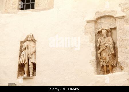 Putignano, Italien. Statuen von Heiligen an der Nordfassade von Chiesa Matrice Parrocchia San Pietro Apostolo. Stockfoto