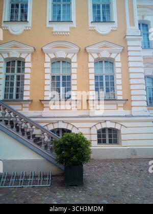 Fragment der Fassadenmauer des alten Schlosses Rundale in Lettland Stockfoto