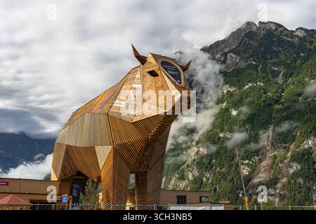 Mollis, Schweiz - 29. August. 2025: Die große Holzkuh beim Schweizer Ringen- und Alpenfest, dem traditionsreichsten Nationalsport fes Stockfoto