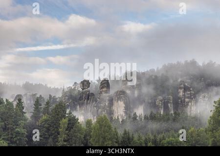 Adrspach-Teplice Rocks, Sandsteinformationen in der Region Hradec Kralove in der Tschechischen Republik, Europa. Mystische Landschaft mit ungewöhnlichen Felsformaten Stockfoto