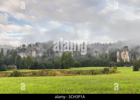 Landschaft der Region Adrspach-Teplice Rocks, in der Region Hradec Kralove in der Tschechischen Republik, Europa. Misty Rock Formation: Hohe Felssäulen erheben sich aus einem for Stockfoto