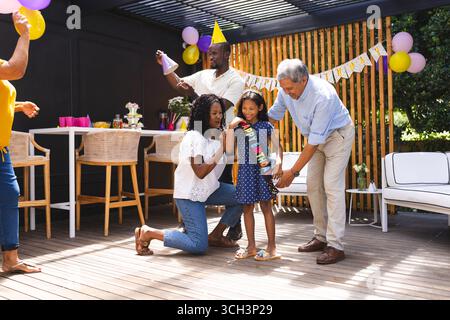 Auf der Party feiern glückliche Familie Geburtstag mit glücklichem Kind auf der Gartenparty Stockfoto