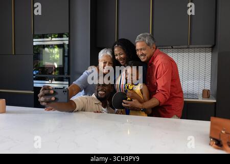 Die Familie macht Selfie in der modernen Küche, lächelt und genießt eine schöne Zeit Stockfoto