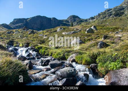 Frankreich - Aston - Fontargente Teiche - Ein rauschender Gebirgsbach stürzt über Felsen im lebhaften Aston-Tal. Stockfoto