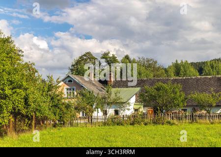 Landschaft von Adrspach-Teplice Rocks, in der Region Hradec Kralove in der Tschechischen Republik, Europa. Charmantes Landhaus umgeben von üppigem Grün Stockfoto