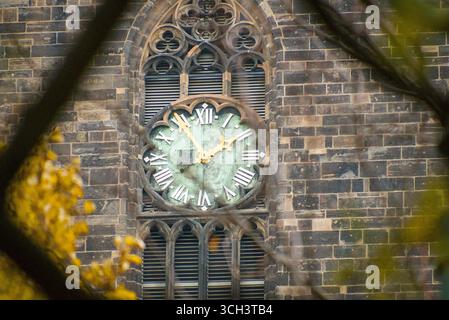 Nahaufnahme der Domuhr auf der Südseite des Magdeburger Doms – architektonische Details und historische Uhr. Stockfoto