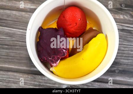 Gefrorene Köstlichkeiten mit Fruchtgeschmack, Eis-Pops oder Eis-Bars, Kombination aus Obst und Eis, verschiedene Geschmacksrichtungen ein erfrischendes Sommererlebnis, das ta Stockfoto