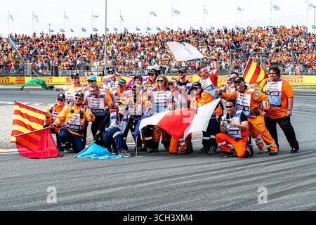 Zandvoort, Niederlande. 31. August 2025. ZANDVOORT, NIEDERLANDE - AUGUST 31: Teamfoto der Mitarbeiter bei der Grand Prix Drivers Parade während F1 - Heineken Dutch GP am 31. August 2025 in Zandvoort, Niederlande. (Foto von Andre Weening/Orange Pictures) Credit: Orange Pics BV/Alamy Live News Stockfoto