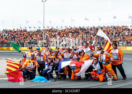 Zandvoort, Niederlande. 31. August 2025. ZANDVOORT, NIEDERLANDE - AUGUST 31: Teamfoto der Mitarbeiter bei der Grand Prix Drivers Parade während F1 - Heineken Dutch GP am 31. August 2025 in Zandvoort, Niederlande. (Foto von Andre Weening/Orange Pictures) Credit: Orange Pics BV/Alamy Live News Stockfoto