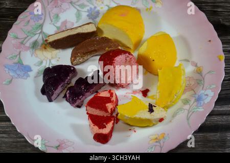 Gefrorene Köstlichkeiten mit Fruchtgeschmack, Eis-Pops oder Eis-Bars, Kombination aus Obst und Eis, verschiedene Geschmacksrichtungen ein erfrischendes Sommererlebnis, das ta Stockfoto