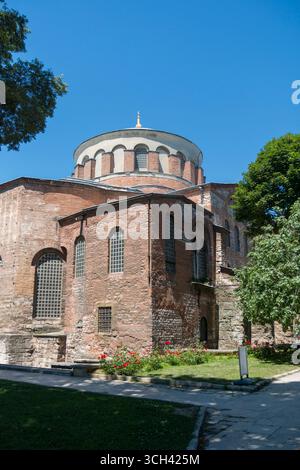Türkei - Istanbul - Hagia Irene - Gartenblick auf Backsteinapsis, Stützen und bleiverkleidete Kuppel Stockfoto