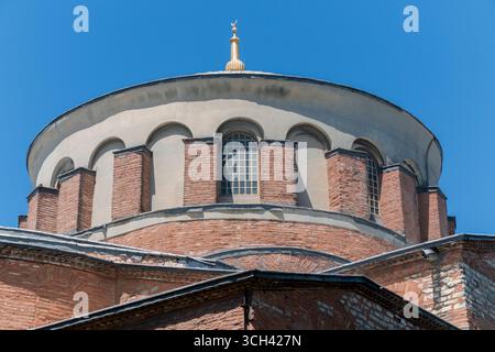 Türkei - Istanbul - Hagia Irene - aus nächster Nähe sehen Sie Trommeln, bogenförmige Fenster und vergoldetes Finial unter blauem Himmel Stockfoto