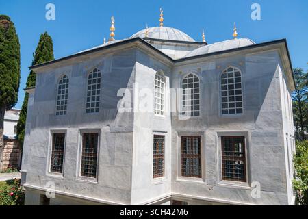 Türkei - Istanbul - Enderun Bibliothek - Marmorwürfel mit Kuppeln und Grillfenstern im Dritten Hof Stockfoto
