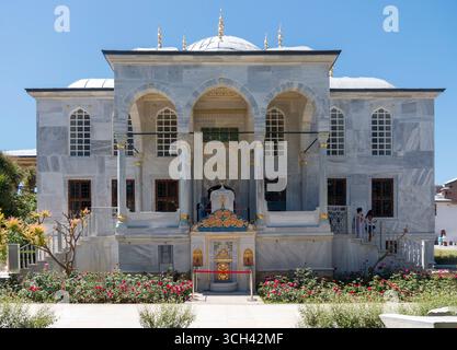 Türkei - Istanbul - Enderun Bibliothek - Kuppelportikus mit zentralem Brunnen und Blick auf die Terrassen mit blühenden Gärten Stockfoto