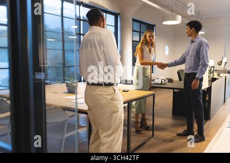 Hände schütteln und über Partnerschaft sprechen, Geschäftsleute treffen sich in modernen Büros Stockfoto