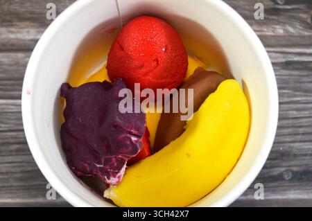 Gefrorene Köstlichkeiten mit Fruchtgeschmack, Eis-Pops oder Eis-Bars, Kombination aus Obst und Eis, verschiedene Geschmacksrichtungen ein erfrischendes Sommererlebnis, das ta Stockfoto