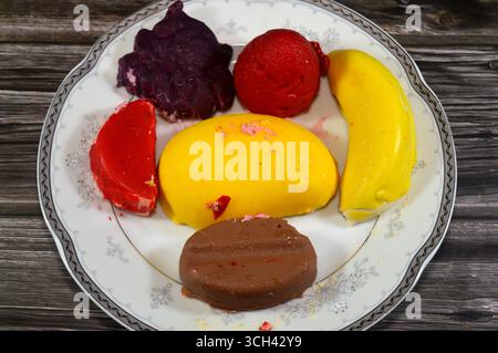 Gefrorene Köstlichkeiten mit Fruchtgeschmack, Eis-Pops oder Eis-Bars, Kombination aus Obst und Eis, verschiedene Geschmacksrichtungen ein erfrischendes Sommererlebnis, das ta Stockfoto