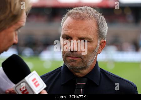 Rotterdam, Niederlande. 31. August 2025. ROTTERDAM, NIEDERLANDE - AUGUST 31: Cheftrainer Maurice Steijn von Sparta Rotterdam wird von ESPN während des niederländischen Eredivisie-Spiels zwischen Sparta Rotterdam und Feyenoord im Sparta-stadion Het Kasteel am 31. August 2025 in Rotterdam interviewt. (Foto von Hans van der Valk/Orange Pictures) Credit: Orange Pics BV/Alamy Live News Stockfoto