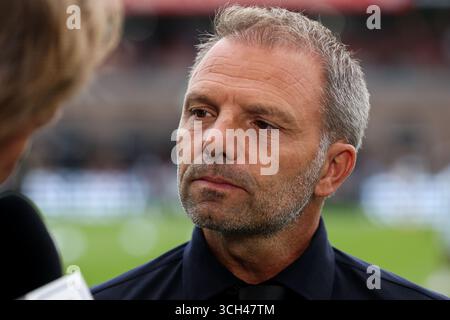 Rotterdam, Niederlande. 31. August 2025. ROTTERDAM, NIEDERLANDE - AUGUST 31: Cheftrainer Maurice Steijn von Sparta Rotterdam wird von ESPN während des niederländischen Eredivisie-Spiels zwischen Sparta Rotterdam und Feyenoord im Sparta-stadion Het Kasteel am 31. August 2025 in Rotterdam interviewt. (Foto von Hans van der Valk/Orange Pictures) Credit: Orange Pics BV/Alamy Live News Stockfoto